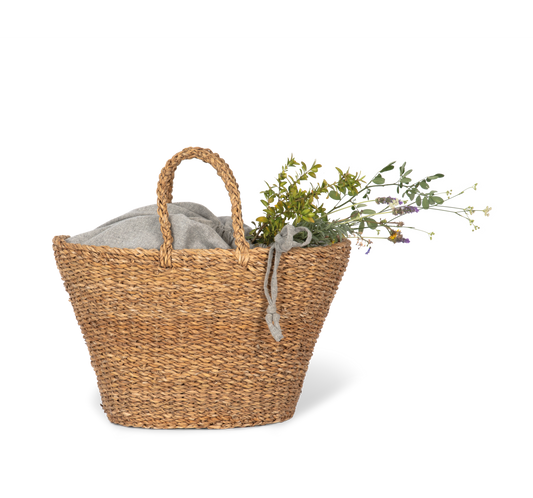 Borsa cesta intrecciata a mano in alga marina: artigianalità e stile naturale