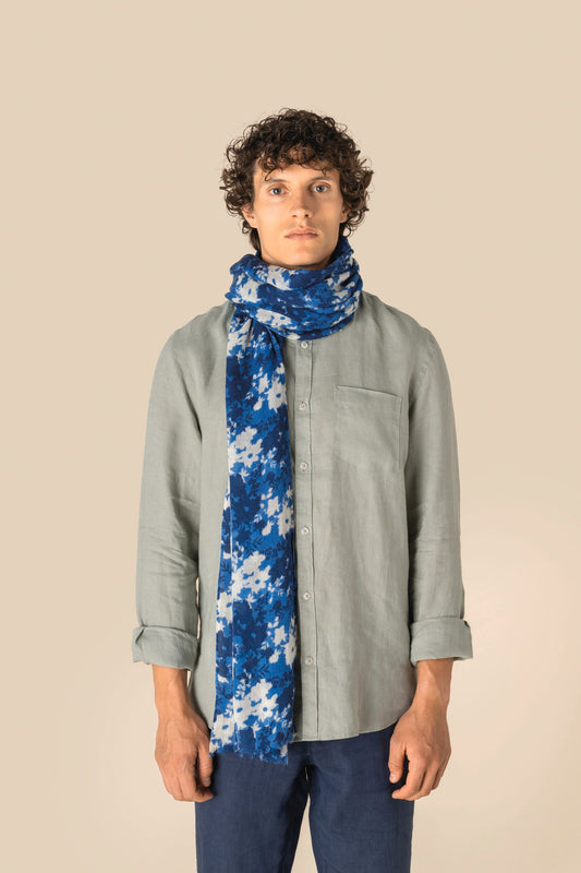 Sciarpa in pura lana vergine con fantasia floreale: eleganza, calore e comfort naturale