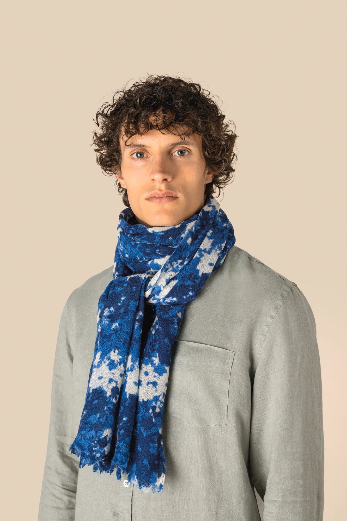 Sciarpa in pura lana vergine con fantasia floreale: eleganza, calore e comfort naturale
