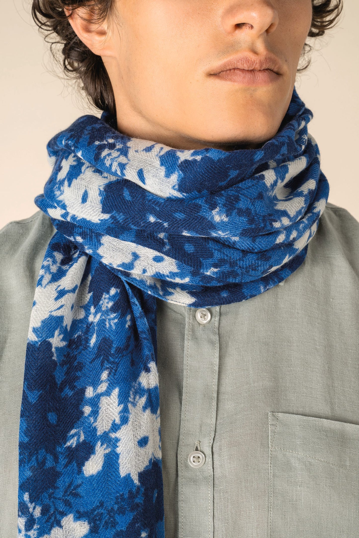 Sciarpa in pura lana vergine con fantasia floreale: eleganza, calore e comfort naturale